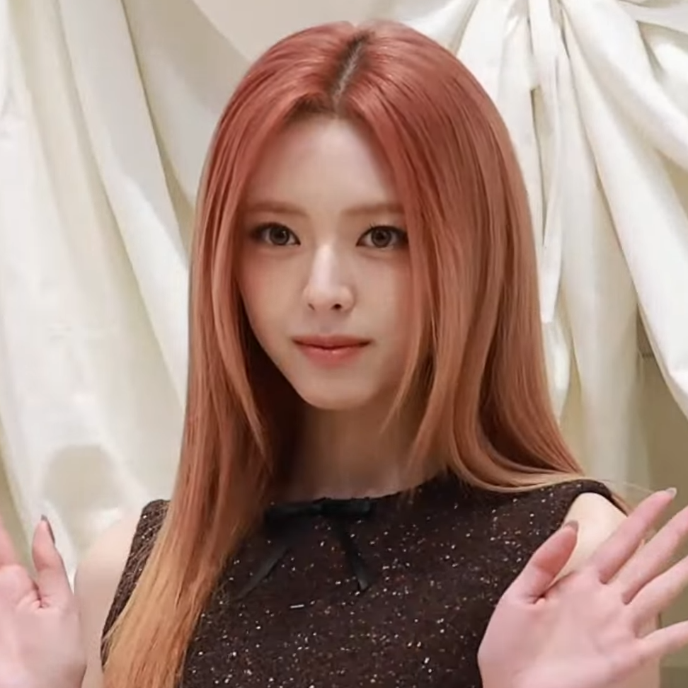 ITZY_YUNA_SUECOMA_BONNIE_Photo_Call_01.png